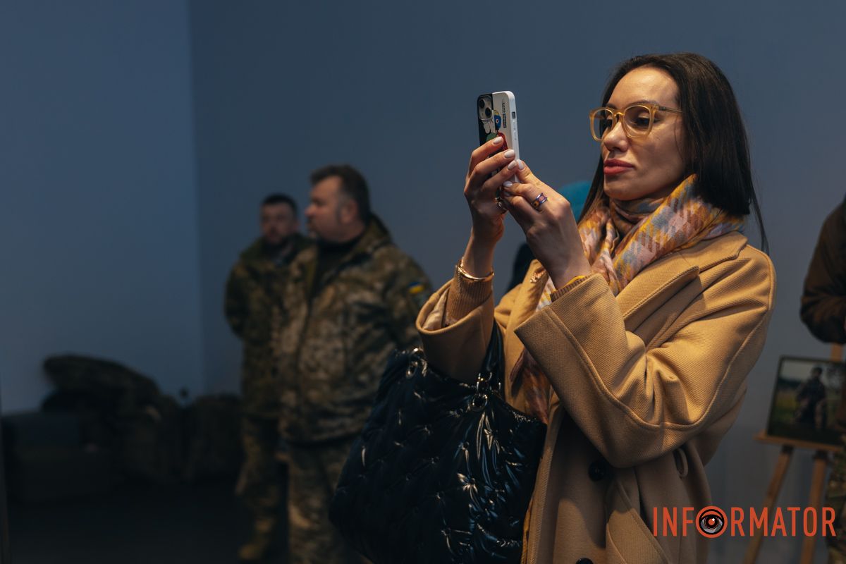 Експозиція включає сто знімків воїнів бригади, волонтерів, капеланів і друзів підрозділу Експозиція включає сто знімків воїнів бригади, волонтерів, капеланів і друзів підрозділу