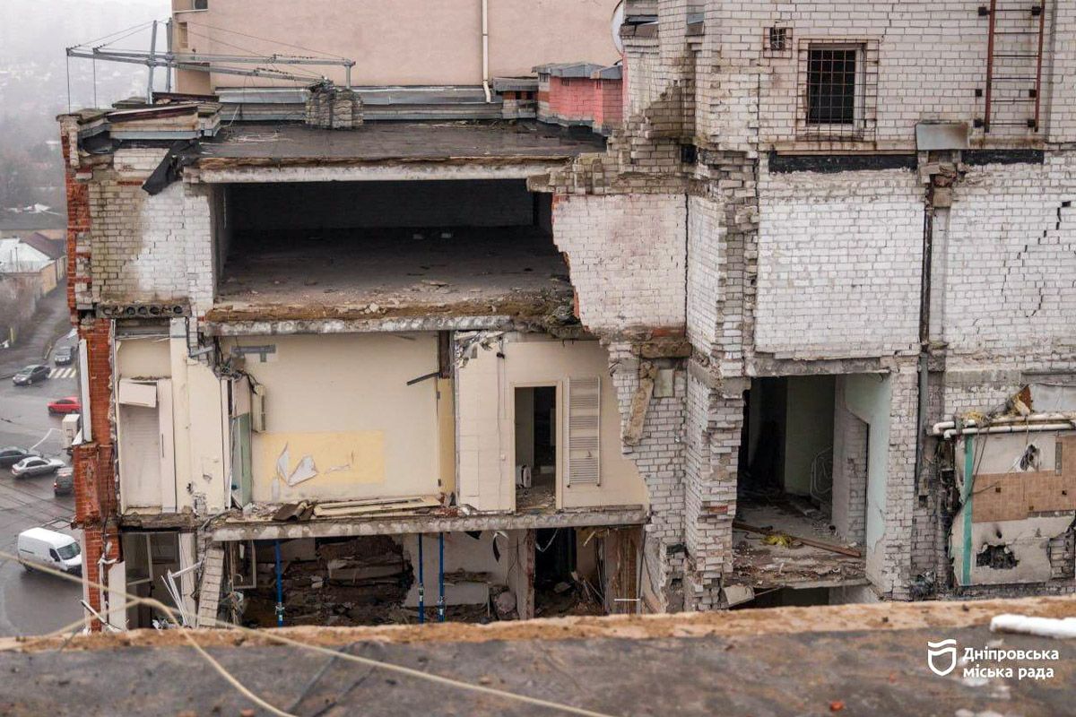 Ручний демонтаж та ризик обвалу: як у Дніпрі відновлюють будинок на Виконкомівській після атаки рф 4