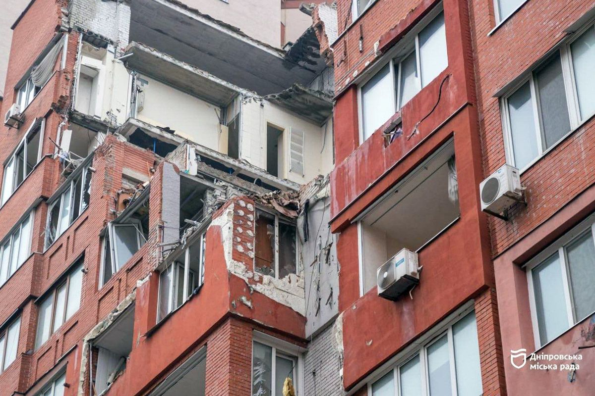 Ручний демонтаж та ризик обвалу: як у Дніпрі відновлюють будинок на Виконкомівській після атаки рф 3