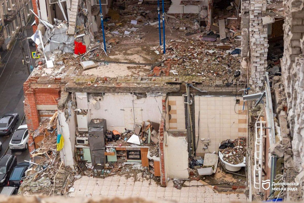 Ручний демонтаж та ризик обвалу: як у Дніпрі відновлюють будинок на Виконкомівській після атаки рф 2