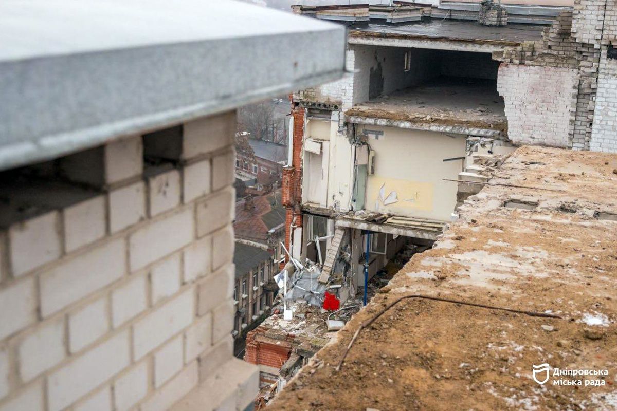 Ручний демонтаж та ризик обвалу: як у Дніпрі відновлюють будинок на Виконкомівській після атаки рф 1