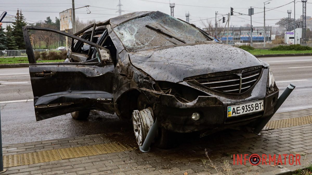 Одна з автівок декілька разів перекинулася на дах: у Дніпрі на Набережній Заводській зіткнулись SsangYong та Subaru