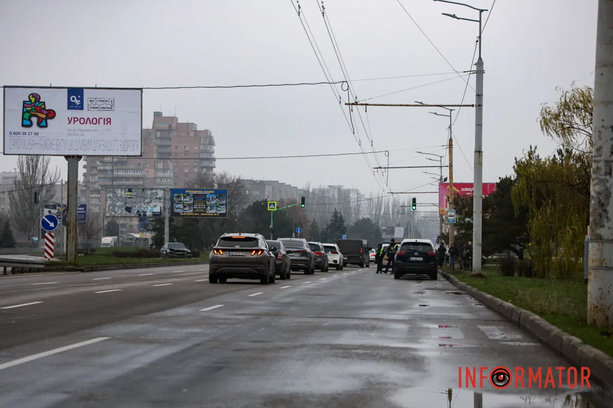 Працюють правоохоронці Одна з автівок декілька разів перекинулася на дах: у Дніпрі на Набережній Заводській зіткнулись SsangYong та Subaru 15