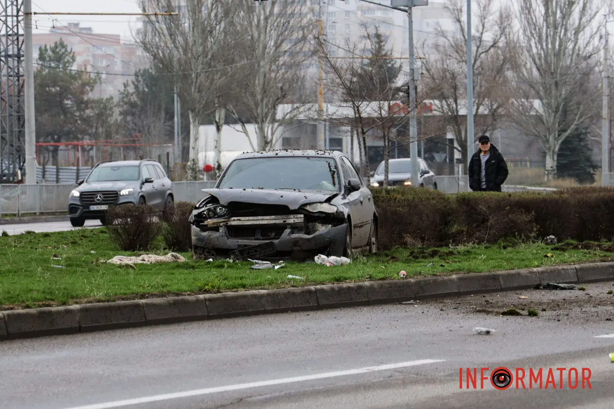 Автівку розвернуло від удару Одна з автівок декілька разів перекинулася на дах: у Дніпрі на Набережній Заводській зіткнулись SsangYong та Subaru 16