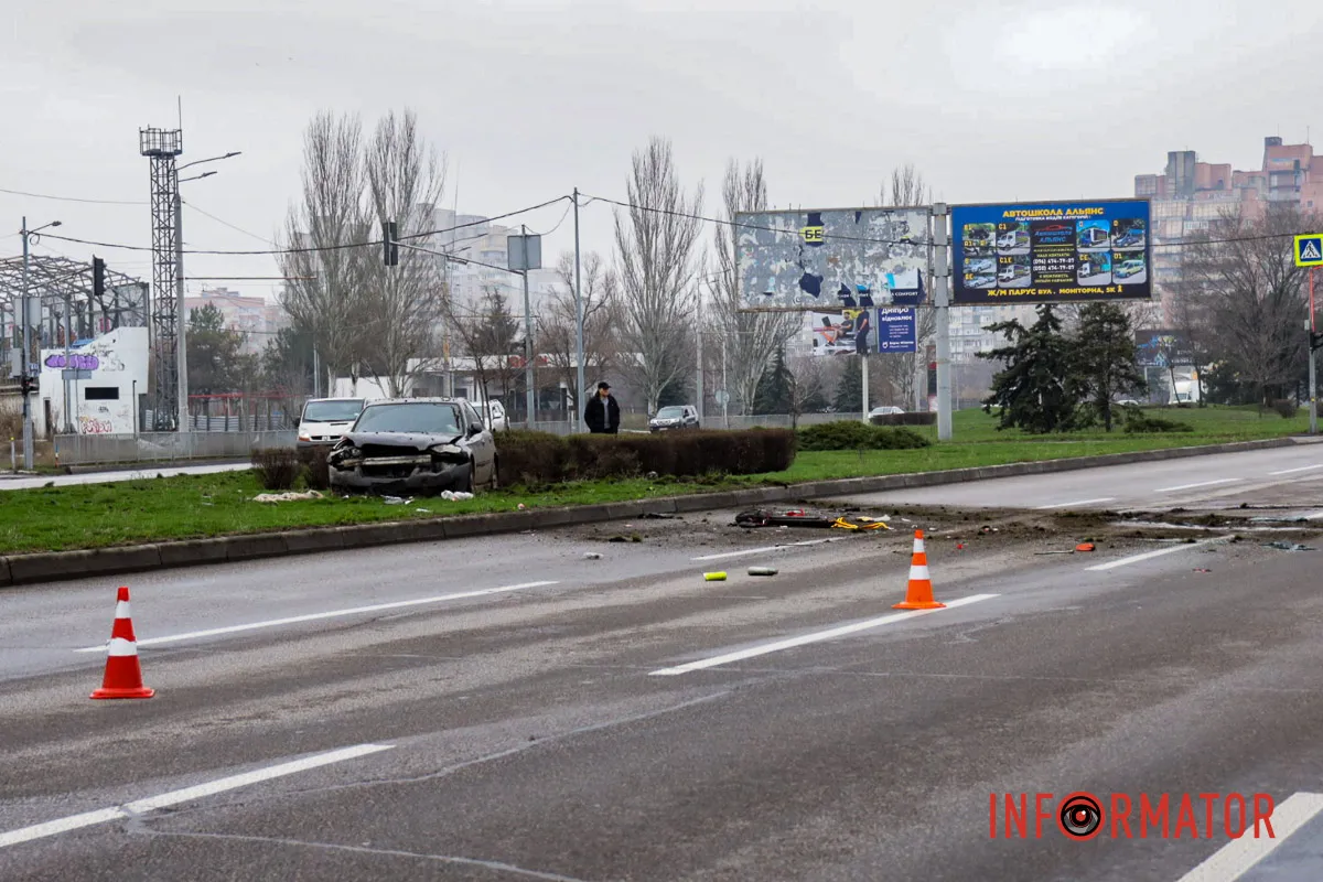 Місце події відгородили Одна з автівок декілька разів перекинулася на дах: у Дніпрі на Набережній Заводській зіткнулись SsangYong та Subaru 17