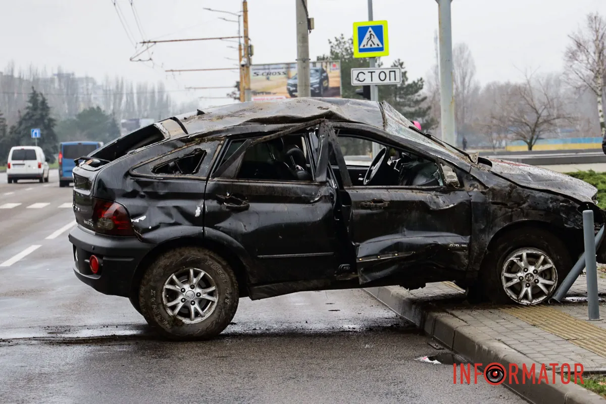 Машину пом'яло з усіх боків Одна з автівок декілька разів перекинулася на дах: у Дніпрі на Набережній Заводській зіткнулись SsangYong та Subaru 18