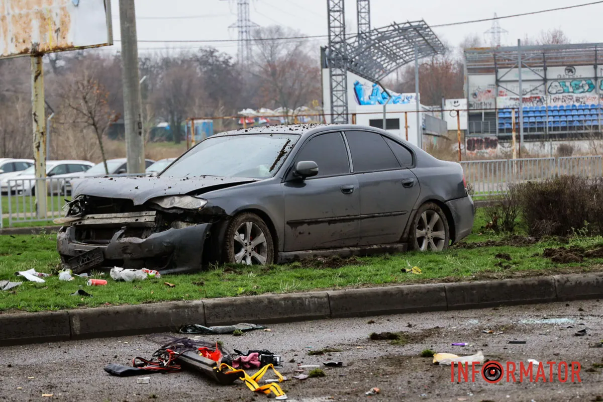 Усі обставини аварії з'ясовуються Одна з автівок декілька разів перекинулася на дах: у Дніпрі на Набережній Заводській зіткнулись SsangYong та Subaru 19