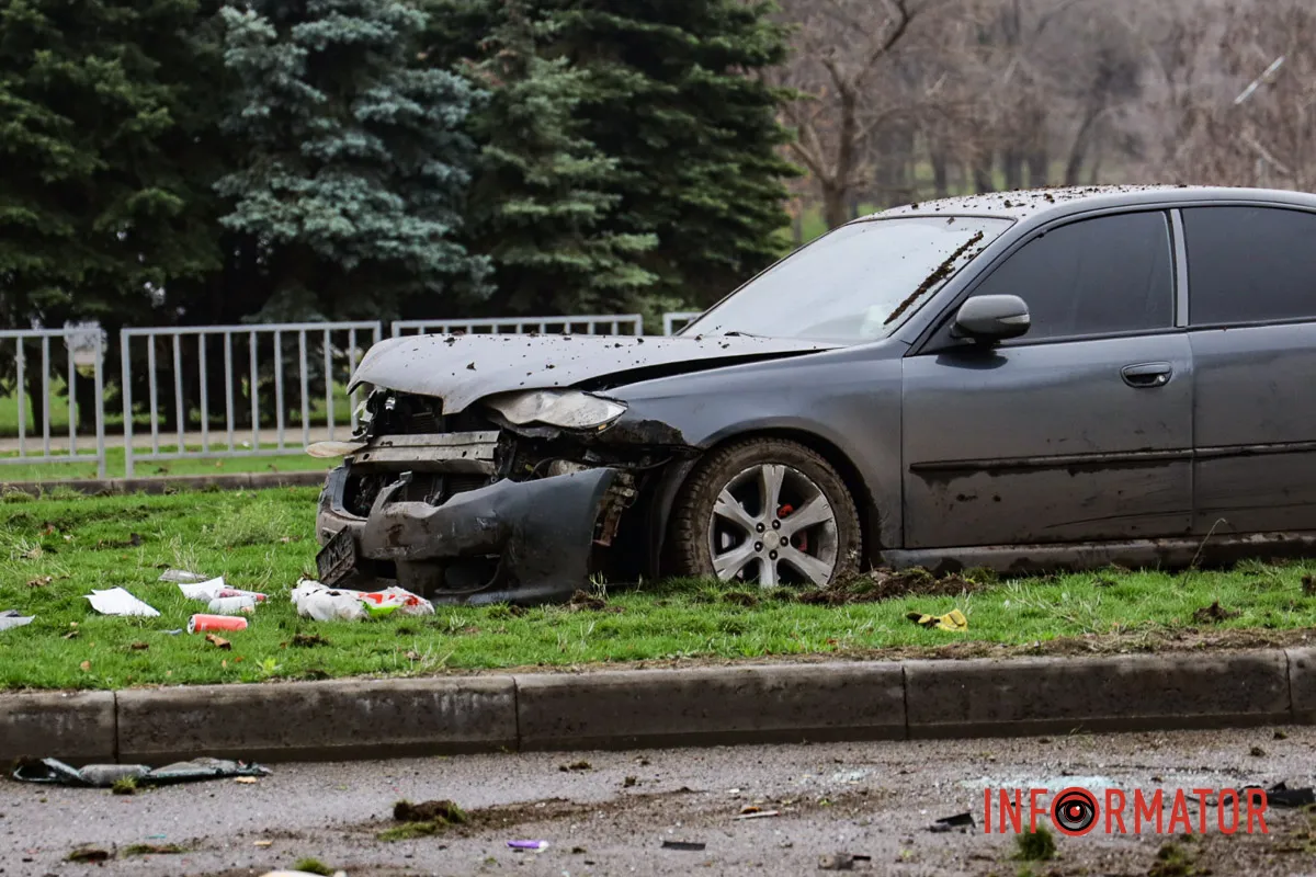 Відомо про одного постраждалого Одна з автівок декілька разів перекинулася на дах: у Дніпрі на Набережній Заводській зіткнулись SsangYong та Subaru 20