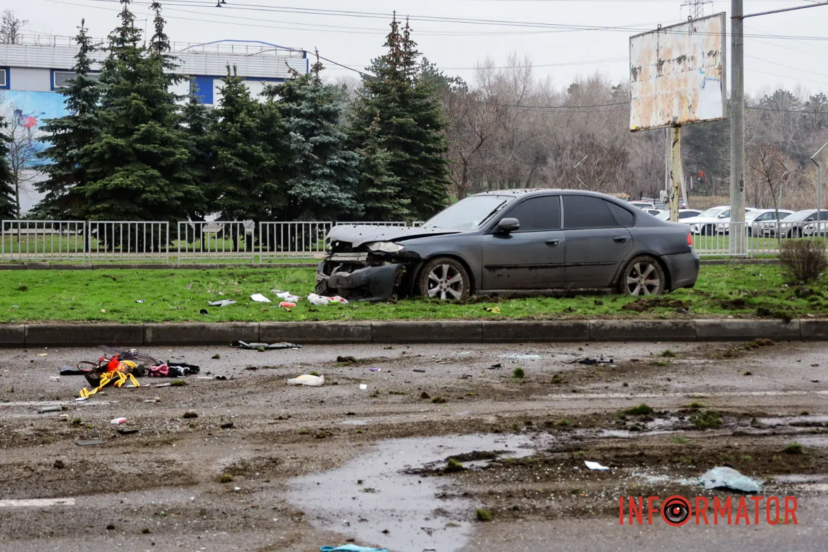 Аварія біля Льодової арени Одна з автівок декілька разів перекинулася на дах: у Дніпрі на Набережній Заводській зіткнулись SsangYong та Subaru 21