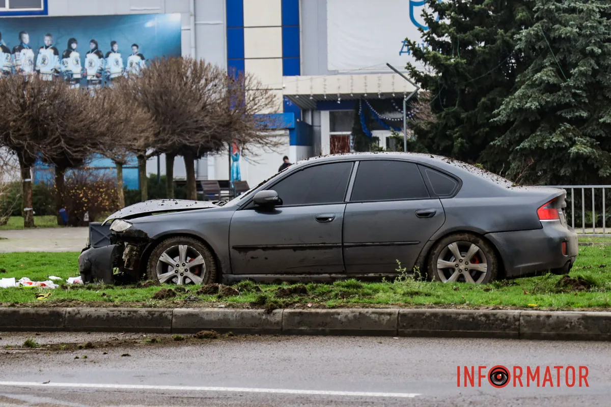 Вид збоку Одна з автівок декілька разів перекинулася на дах: у Дніпрі на Набережній Заводській зіткнулись SsangYong та Subaru 22
