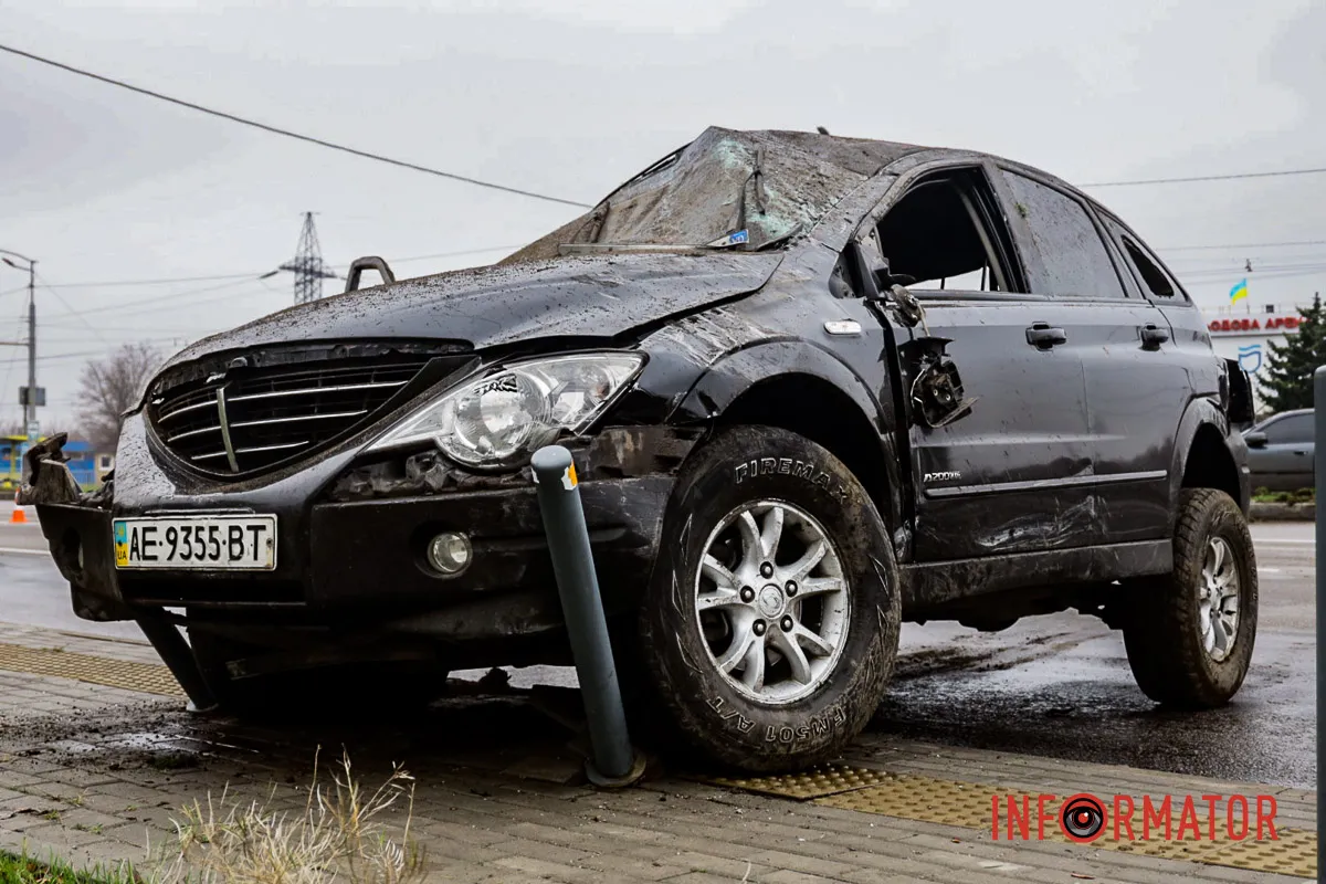 Пошкоджений стовпчик Одна з автівок декілька разів перекинулася на дах: у Дніпрі на Набережній Заводській зіткнулись SsangYong та Subaru 23