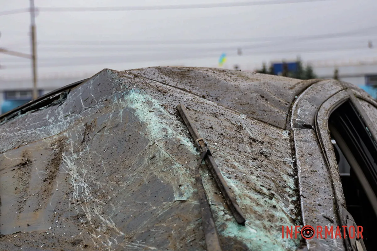 Сліди від перекидання Одна з автівок декілька разів перекинулася на дах: у Дніпрі на Набережній Заводській зіткнулись SsangYong та Subaru 24