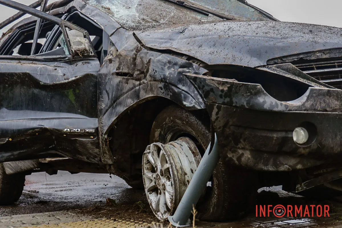 Зірвалося колесо Одна з автівок декілька разів перекинулася на дах: у Дніпрі на Набережній Заводській зіткнулись SsangYong та Subaru 25