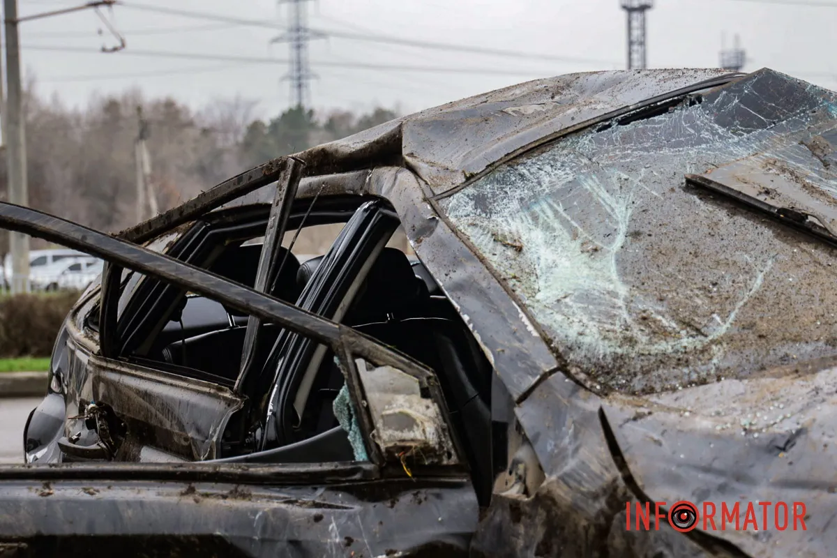 Машина дивом стоїть на колесах Одна з автівок декілька разів перекинулася на дах: у Дніпрі на Набережній Заводській зіткнулись SsangYong та Subaru 26