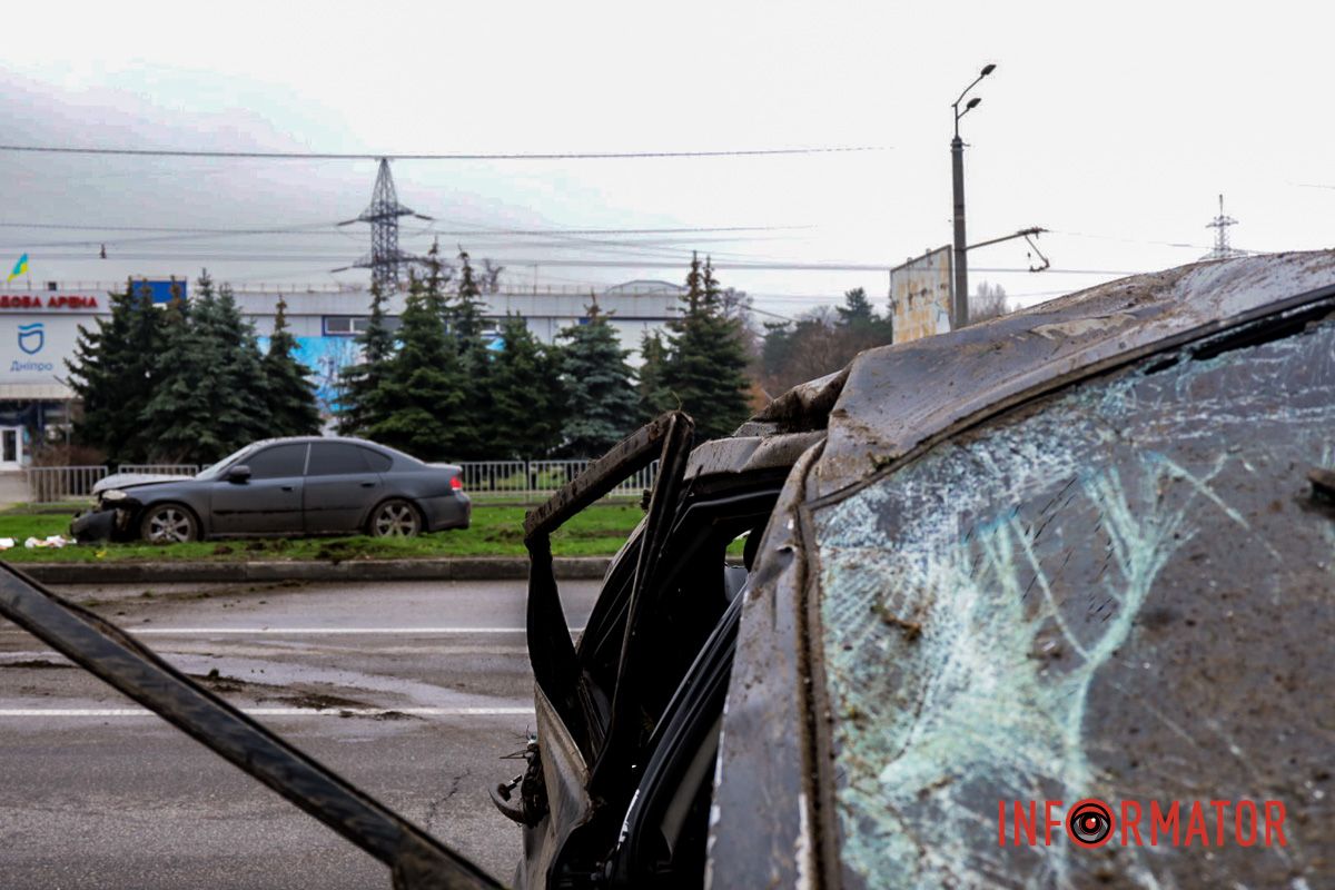 Зіткнулись дві автівки - Subaru та SsangYong Одна з автівок декілька разів перекинулася на дах: у Дніпрі на Набережній Заводській зіткнулись SsangYong та Subaru 2