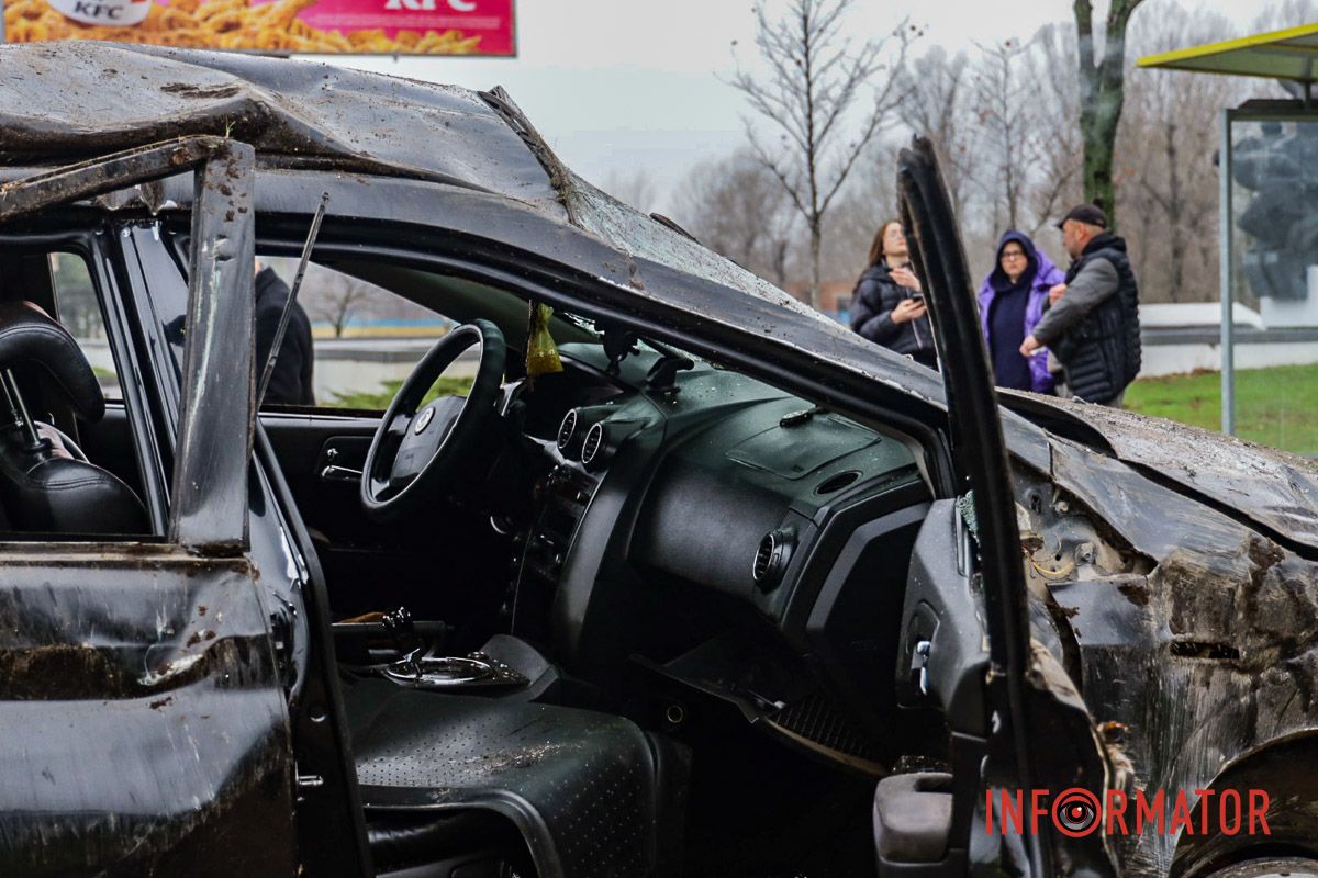 У Дніпрі на Набережній Заводській 11 грудня сталася ДТП Одна з автівок декілька разів перекинулася на дах: у Дніпрі на Набережній Заводській зіткнулись SsangYong та Subaru 1