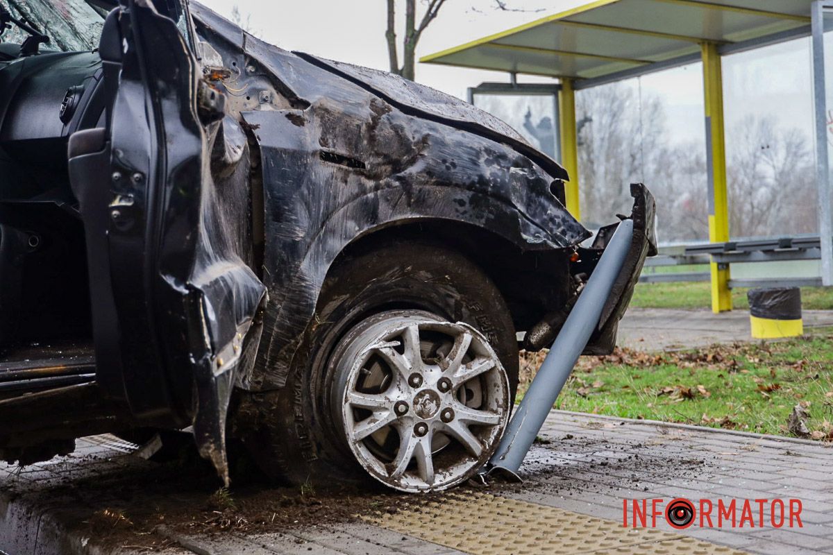 Станом на 12:28, на місці події працюють правоохоронці Одна з автівок декілька разів перекинулася на дах: у Дніпрі на Набережній Заводській зіткнулись SsangYong та Subaru 3