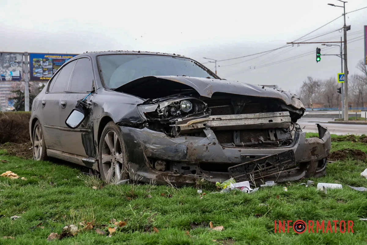 Відомо, що постраждала одна людина Одна з автівок декілька разів перекинулася на дах: у Дніпрі на Набережній Заводській зіткнулись SsangYong та Subaru 4