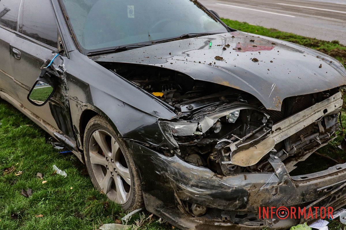 Обидві автівки їхали зі сторони Червоного Каменю по Набережній Заводській Одна з автівок декілька разів перекинулася на дах: у Дніпрі на Набережній Заводській зіткнулись SsangYong та Subaru 5