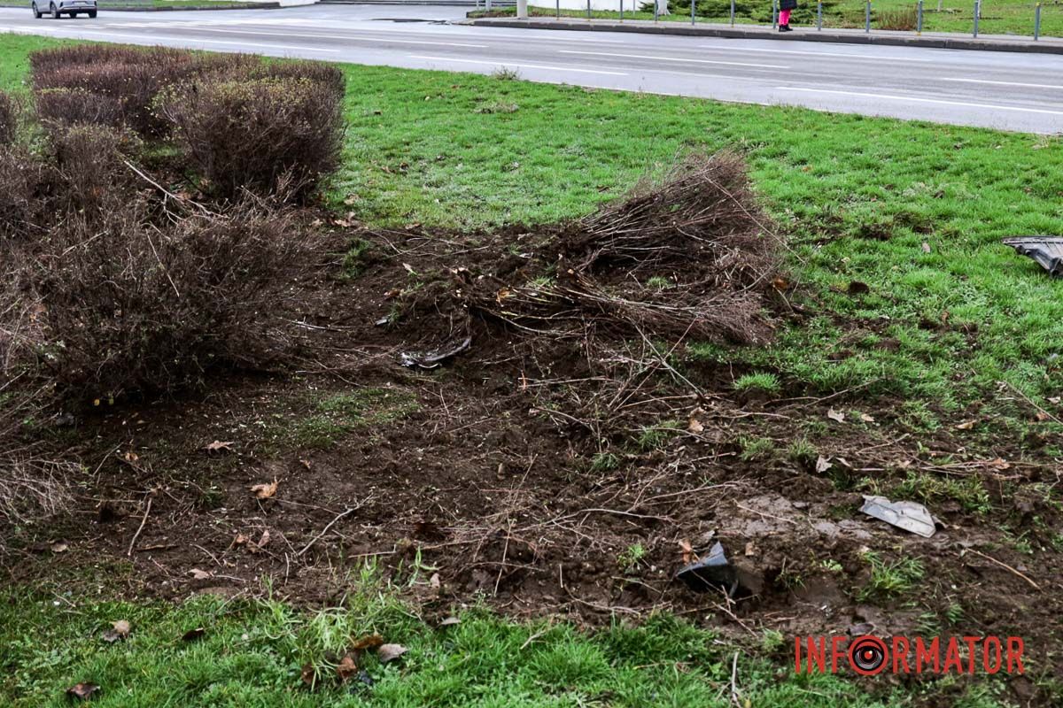 Навпроти Льодової арени автівки зіштовхнулись Одна з автівок декілька разів перекинулася на дах: у Дніпрі на Набережній Заводській зіткнулись SsangYong та Subaru 6