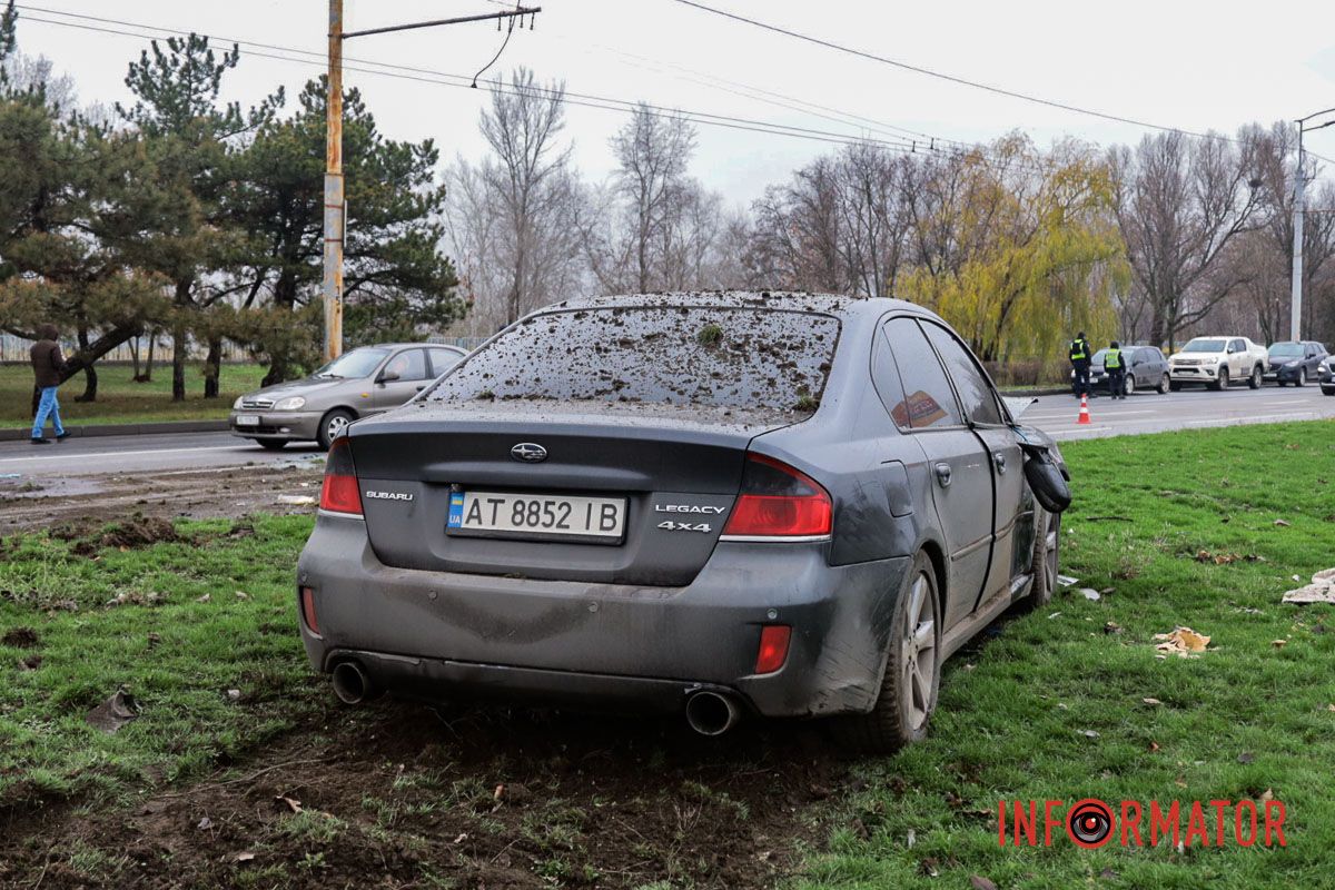 SsangYong декілька разів перекинувся на дах і в'їхала у захисні стовпчики біля зупинки Одна з автівок декілька разів перекинулася на дах: у Дніпрі на Набережній Заводській зіткнулись SsangYong та Subaru 7