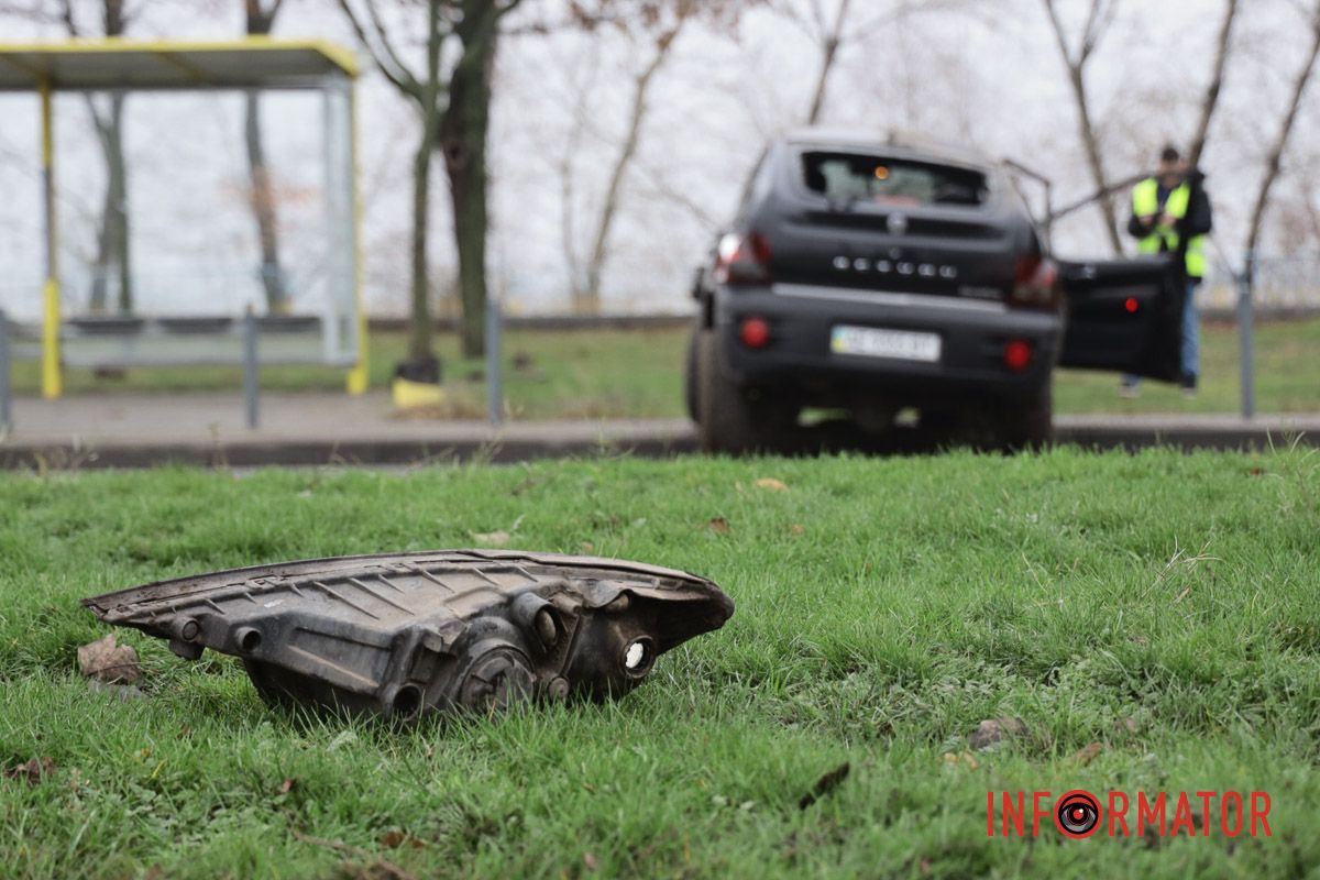 Деталі на землі Одна з автівок декілька разів перекинулася на дах: у Дніпрі на Набережній Заводській зіткнулись SsangYong та Subaru 8