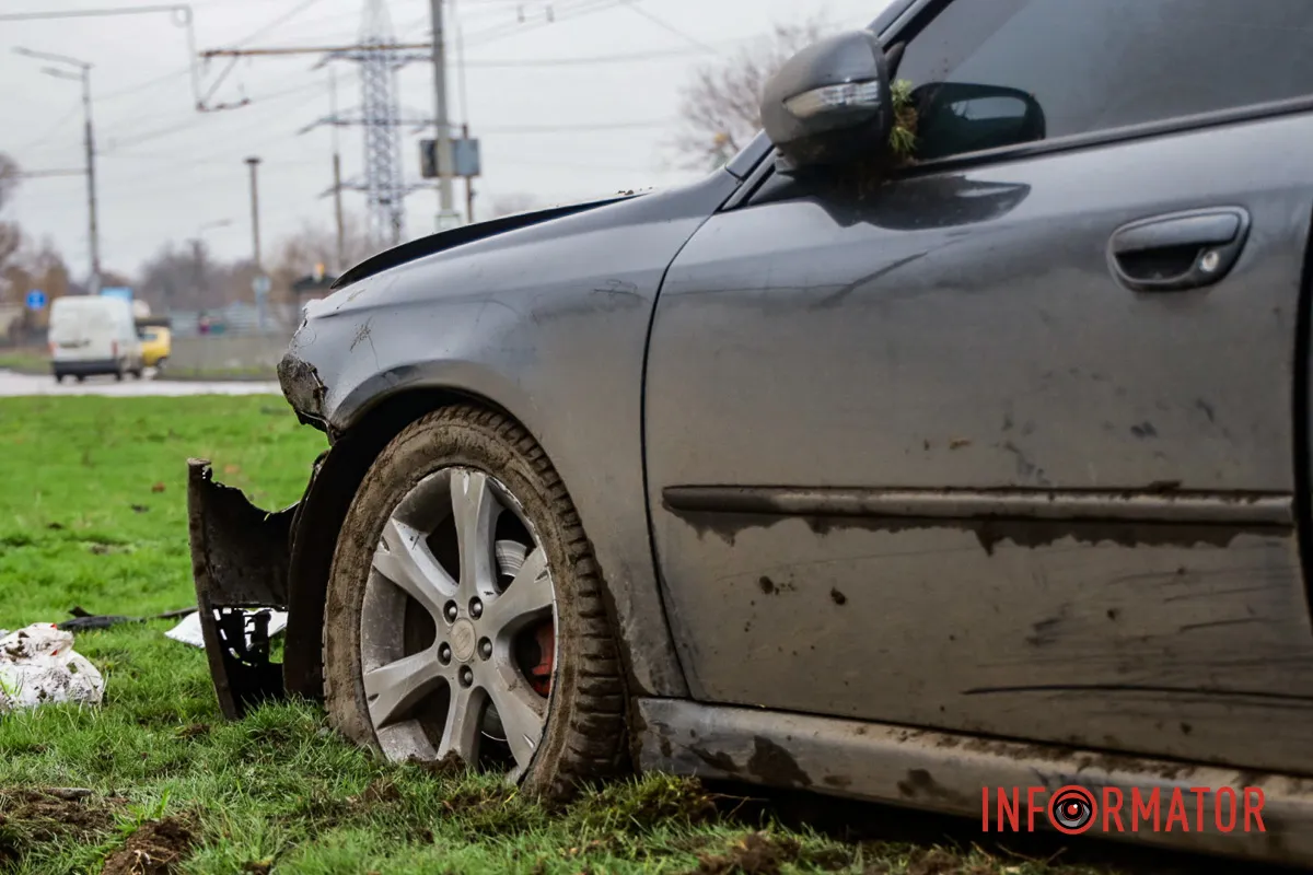 Машину знесло з дороги Одна з автівок декілька разів перекинулася на дах: у Дніпрі на Набережній Заводській зіткнулись SsangYong та Subaru 9