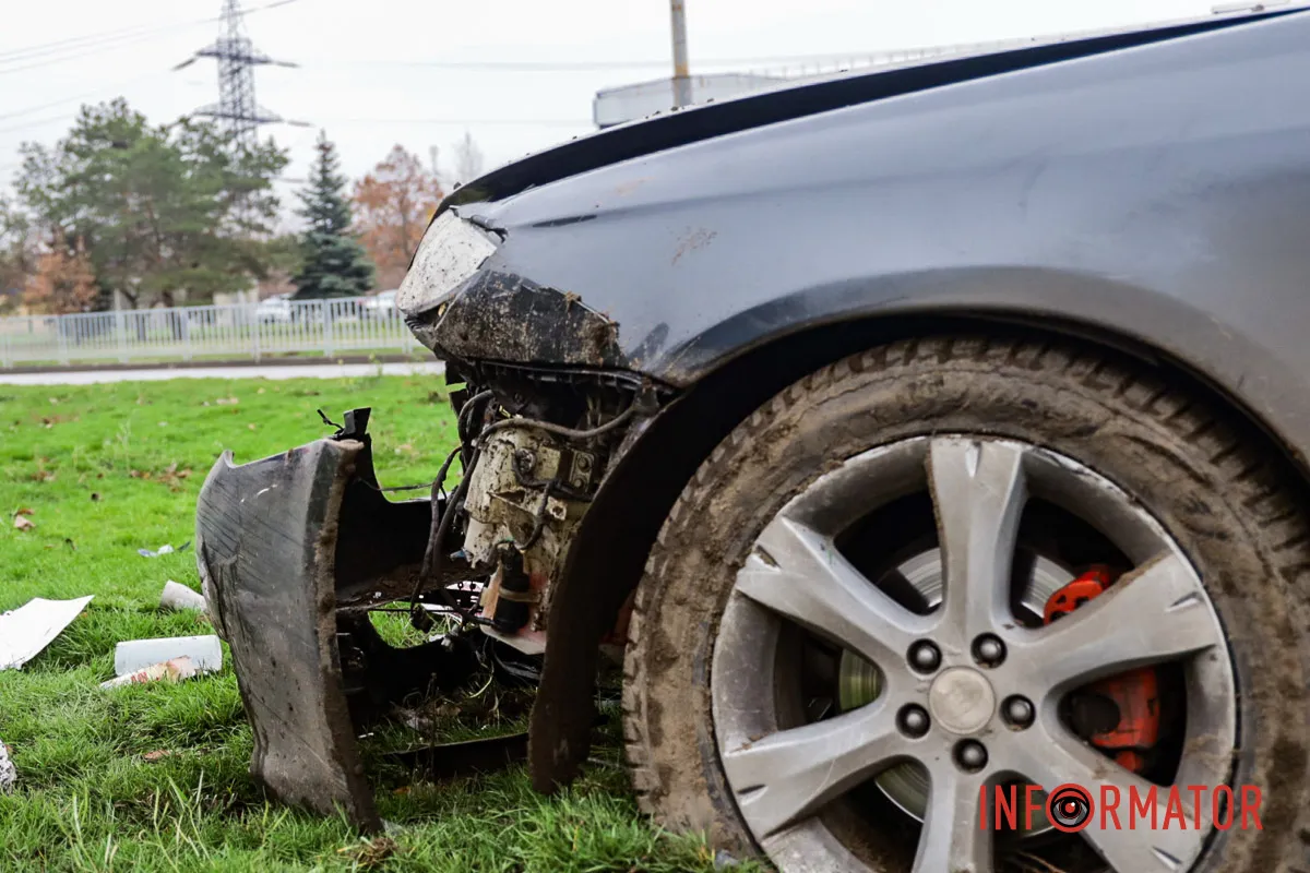 Відірваний бампер Одна з автівок декілька разів перекинулася на дах: у Дніпрі на Набережній Заводській зіткнулись SsangYong та Subaru 10