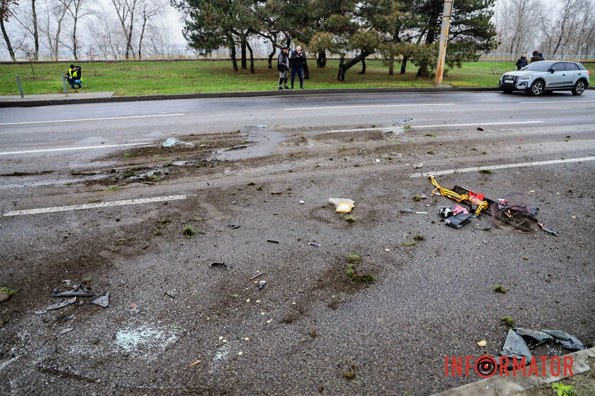 Розкидані уламки та грязюка Одна з автівок декілька разів перекинулася на дах: у Дніпрі на Набережній Заводській зіткнулись SsangYong та Subaru 11