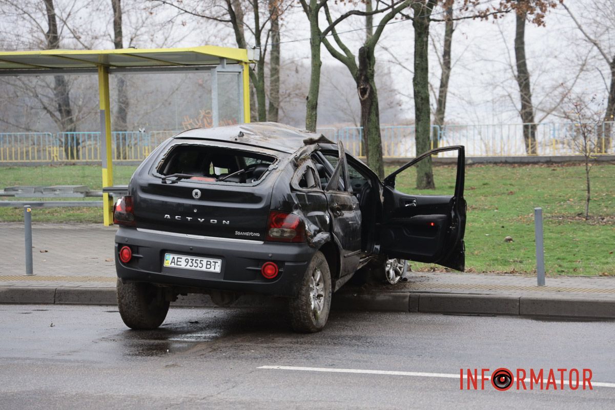Автівка біля узбіччя Одна з автівок декілька разів перекинулася на дах: у Дніпрі на Набережній Заводській зіткнулись SsangYong та Subaru 12
