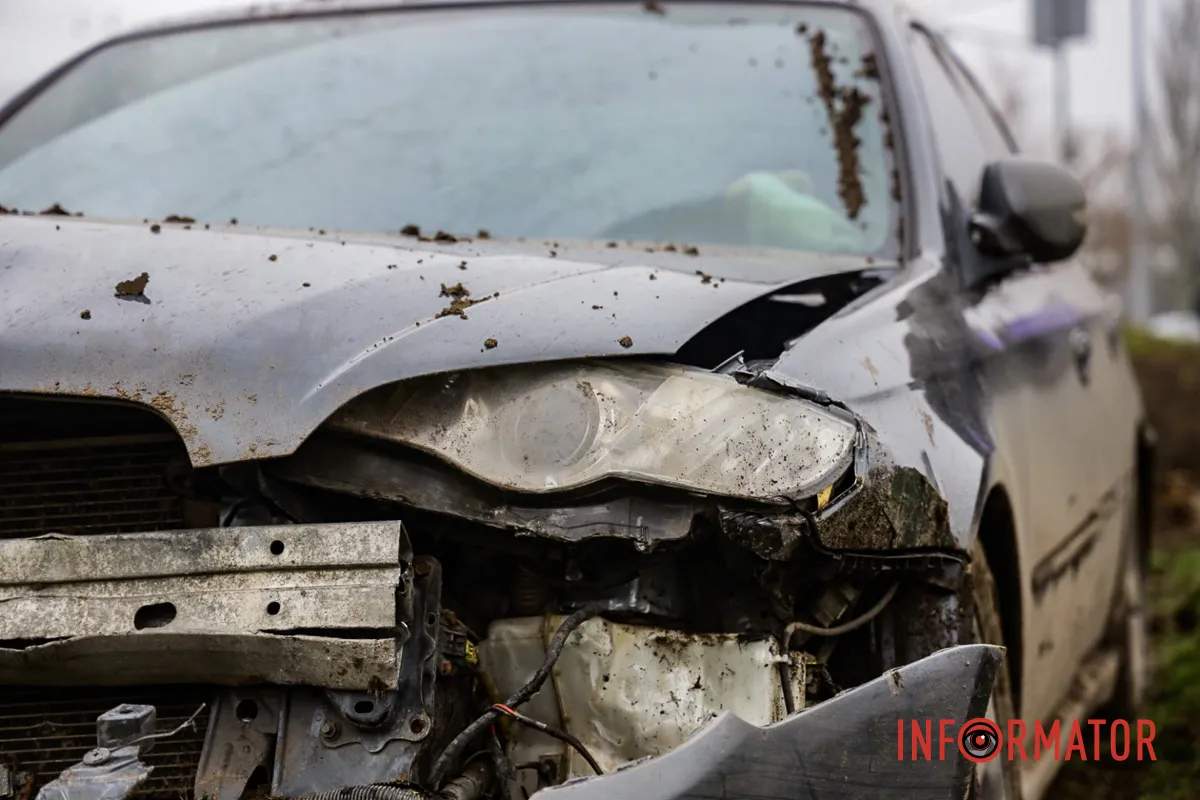 Пошкодження авто дуже сильні Одна з автівок декілька разів перекинулася на дах: у Дніпрі на Набережній Заводській зіткнулись SsangYong та Subaru 13