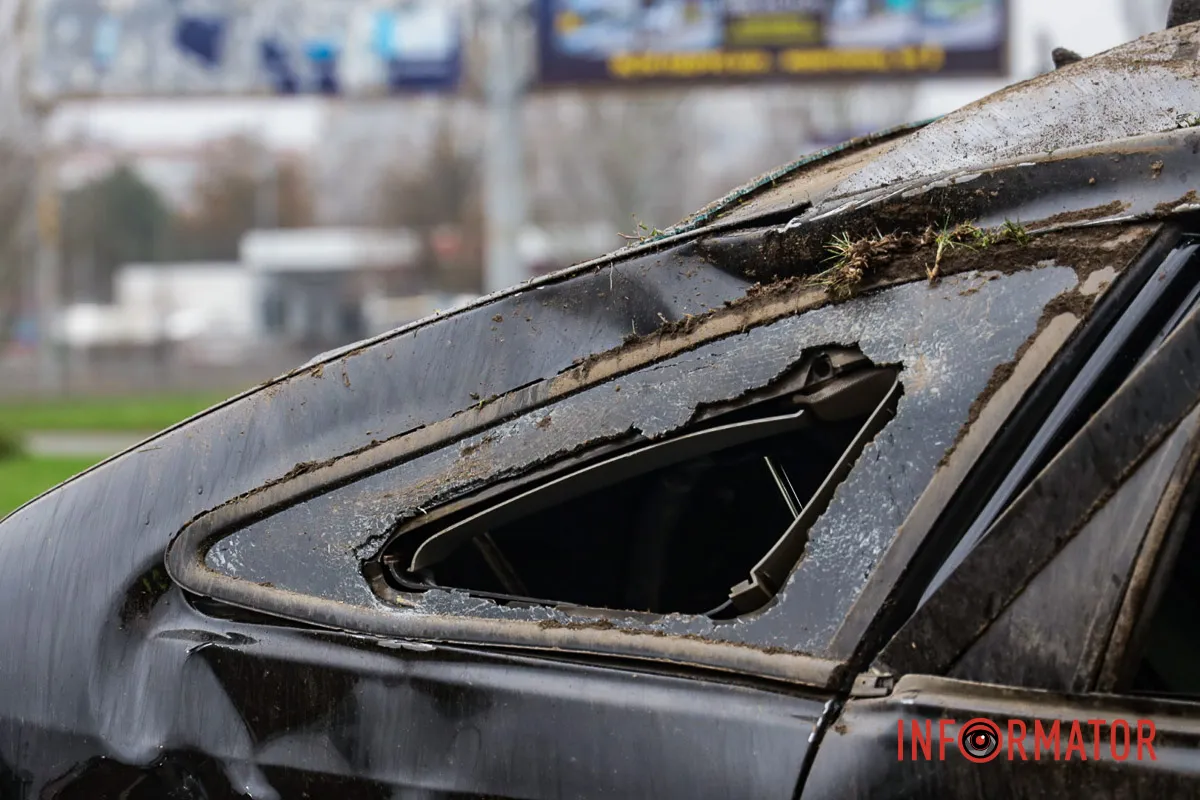 Вм'ятини Одна з автівок декілька разів перекинулася на дах: у Дніпрі на Набережній Заводській зіткнулись SsangYong та Subaru 14