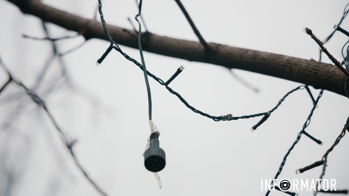У Дніпрі у сквері Хільського почали встановлювати новорічну ілюмінацію
