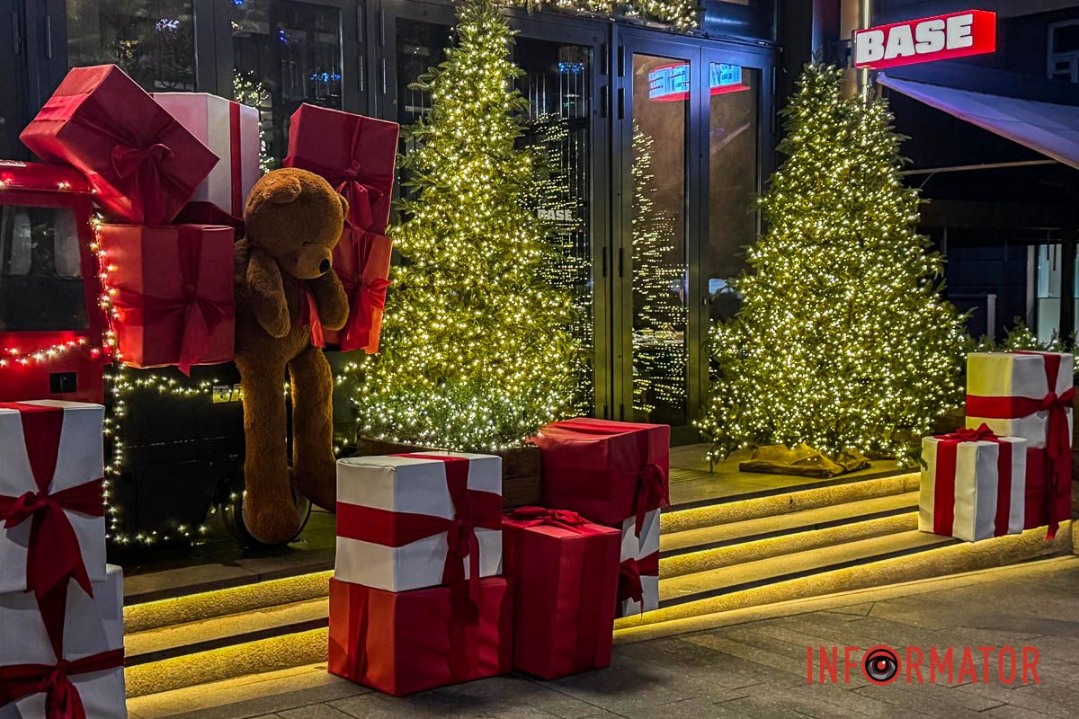 Новорічна магія в Дніпрі: величезні подарунки, ведмідь і золота ілюмінація в центрі міста 2