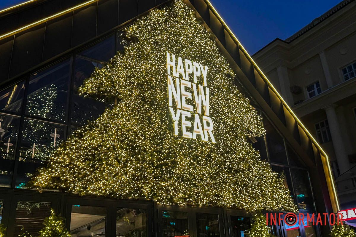 Новорічна магія в Дніпрі: величезні подарунки, ведмідь і золота ілюмінація в центрі міста 1