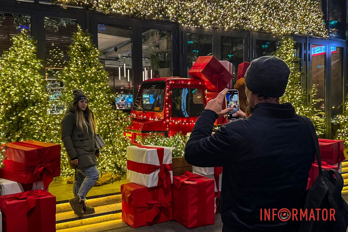 Новорічна магія в Дніпрі: величезні подарунки, ведмідь і золота ілюмінація в центрі міста 3