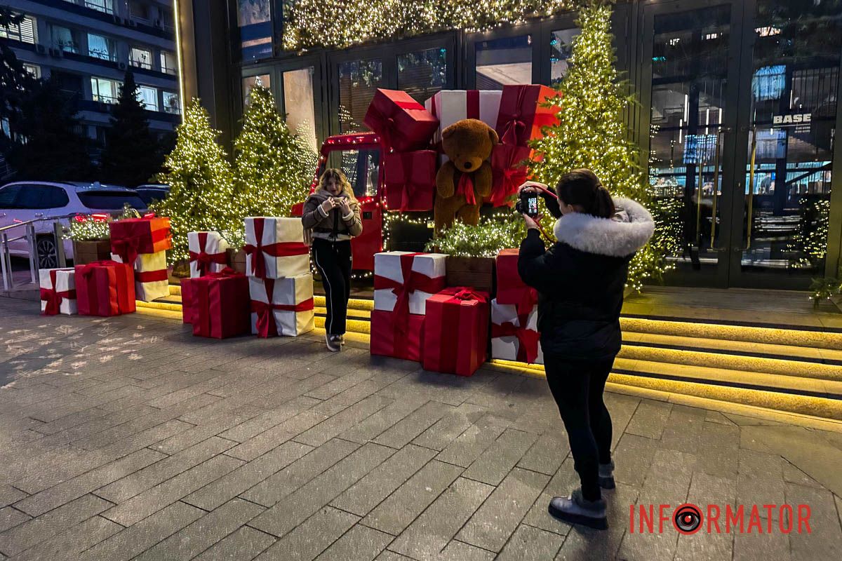 Новорічна магія в Дніпрі: величезні подарунки, ведмідь і золота ілюмінація в центрі міста 5