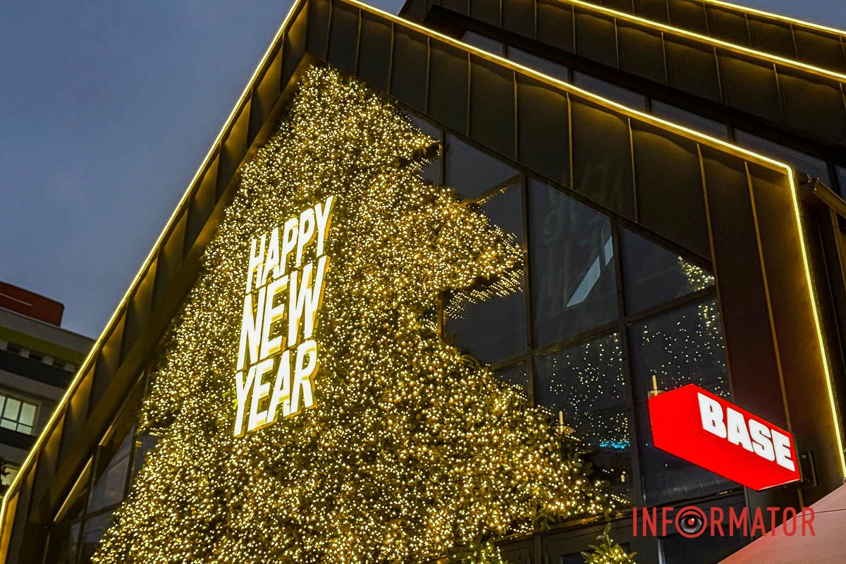 Новорічна магія в Дніпрі: величезні подарунки, ведмідь і золота ілюмінація в центрі міста 7