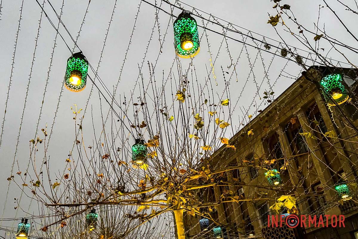 Новорічна магія в Дніпрі: величезні подарунки, ведмідь і золота ілюмінація в центрі міста 23