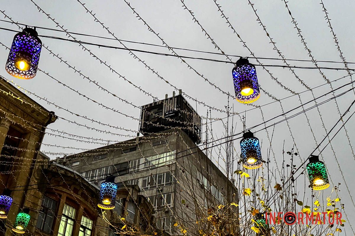 Новорічна магія в Дніпрі: величезні подарунки, ведмідь і золота ілюмінація в центрі міста 24