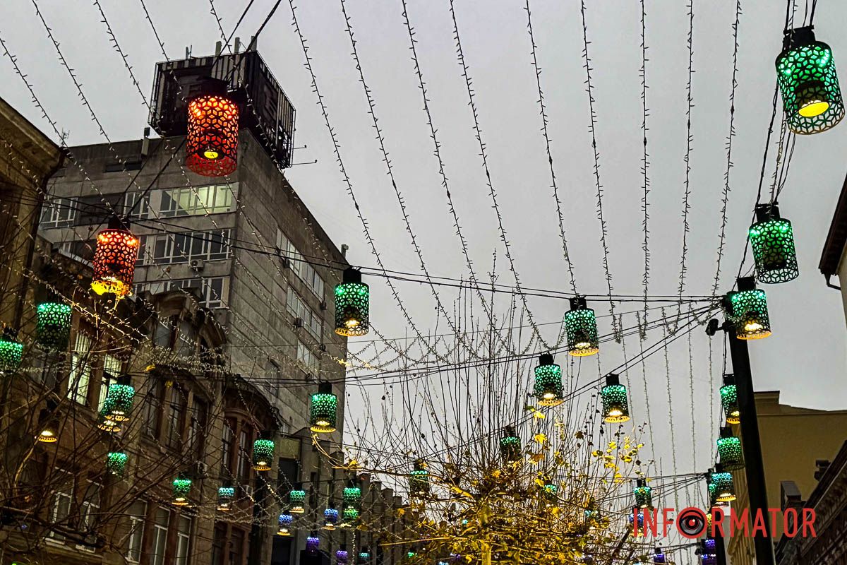 Новорічна магія в Дніпрі: величезні подарунки, ведмідь і золота ілюмінація в центрі міста 25
