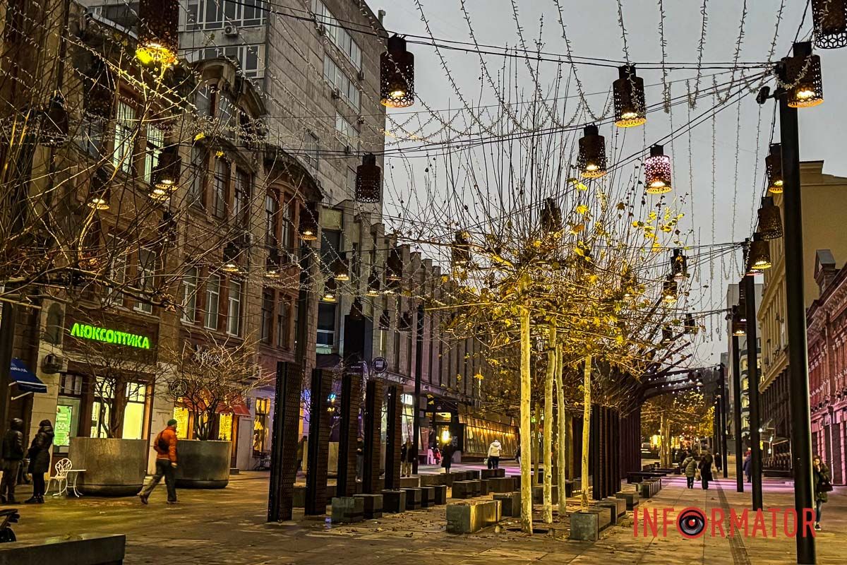 Новорічна магія в Дніпрі: величезні подарунки, ведмідь і золота ілюмінація в центрі міста 26