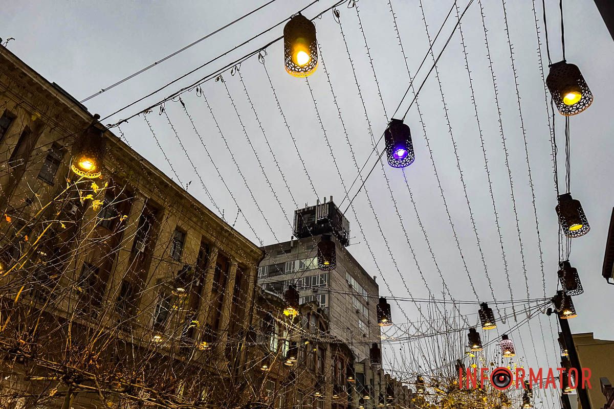 Новорічна магія в Дніпрі: величезні подарунки, ведмідь і золота ілюмінація в центрі міста 27