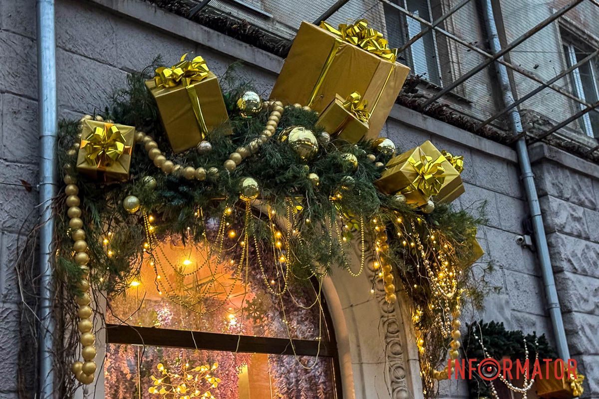 Новорічна магія в Дніпрі: величезні подарунки, ведмідь і золота ілюмінація в центрі міста 16