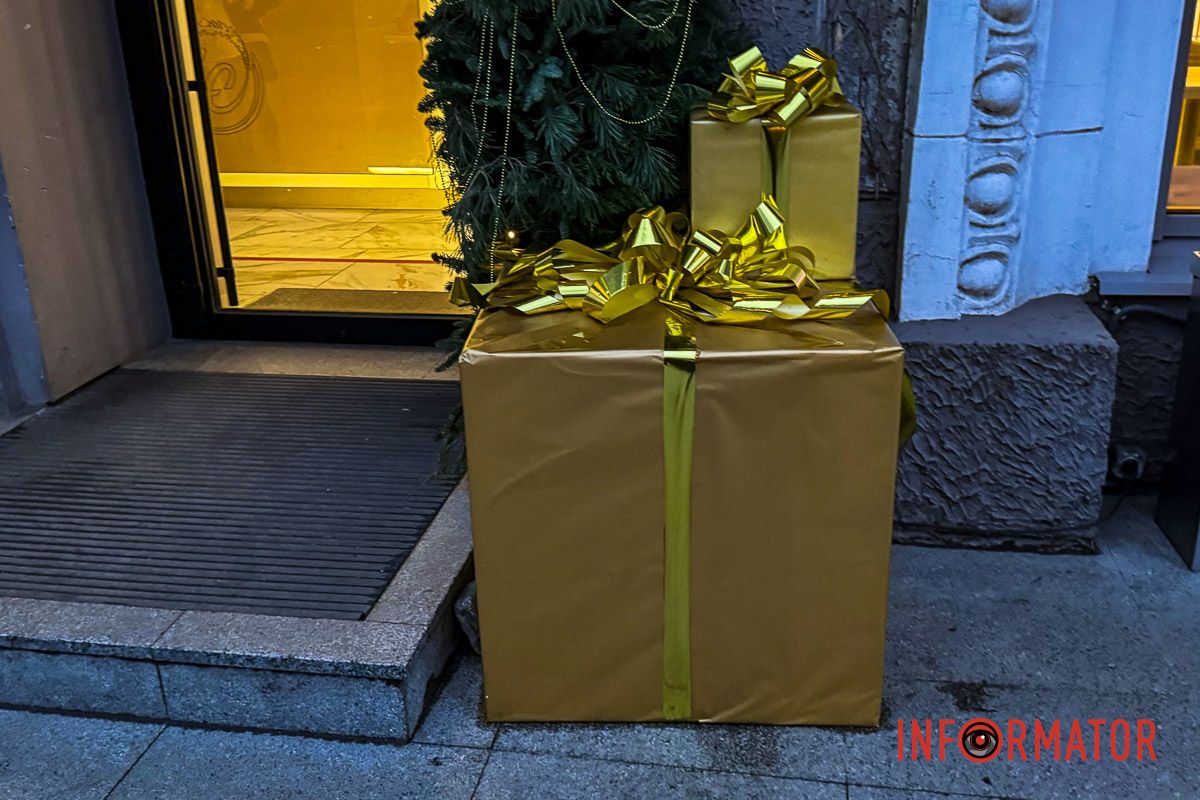 Новорічна магія в Дніпрі: величезні подарунки, ведмідь і золота ілюмінація в центрі міста 17