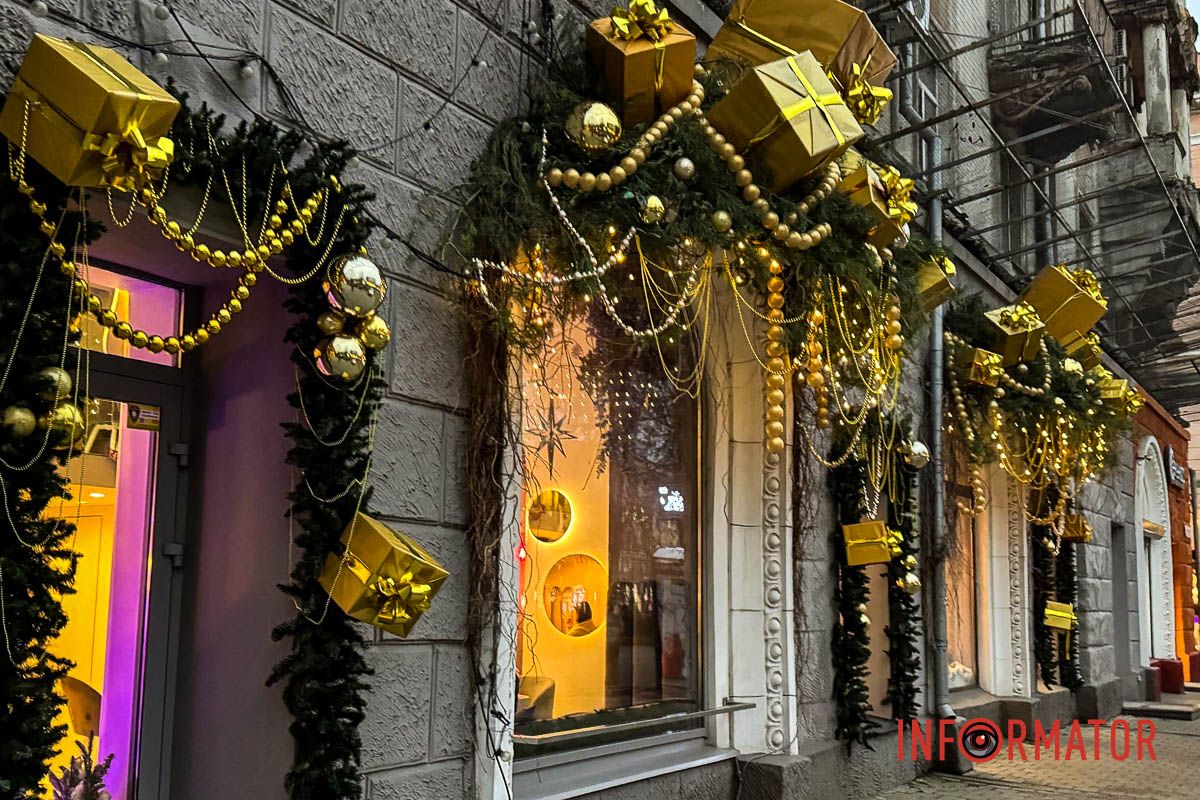 Новорічна магія в Дніпрі: величезні подарунки, ведмідь і золота ілюмінація в центрі міста 18