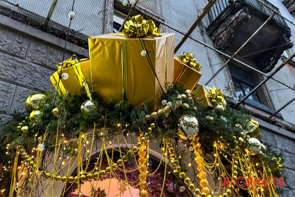 Новорічна магія в Дніпрі: величезні подарунки, ведмідь і золота ілюмінація в центрі міста 20