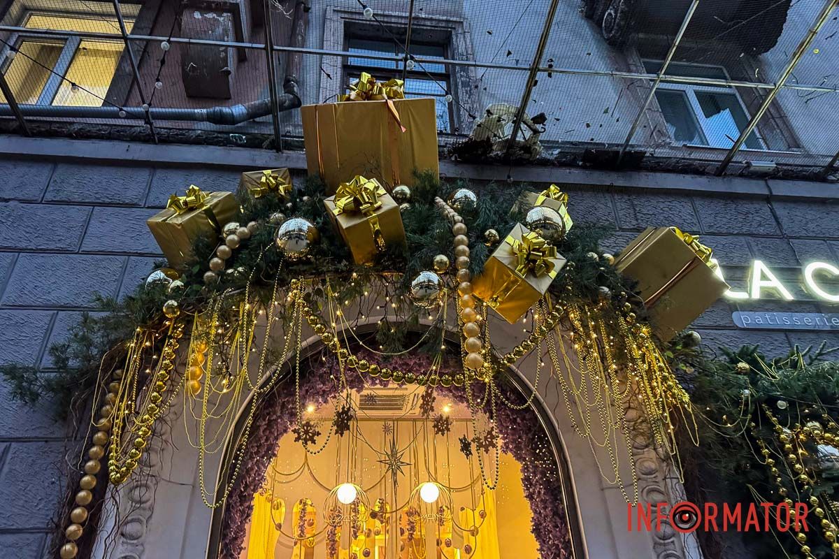 Новорічна магія в Дніпрі: величезні подарунки, ведмідь і золота ілюмінація в центрі міста 21
