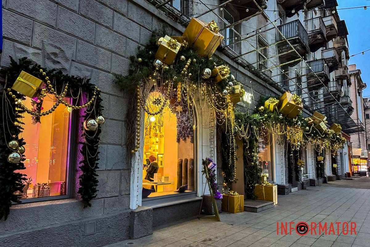 Новорічна магія в Дніпрі: величезні подарунки, ведмідь і золота ілюмінація в центрі міста 22