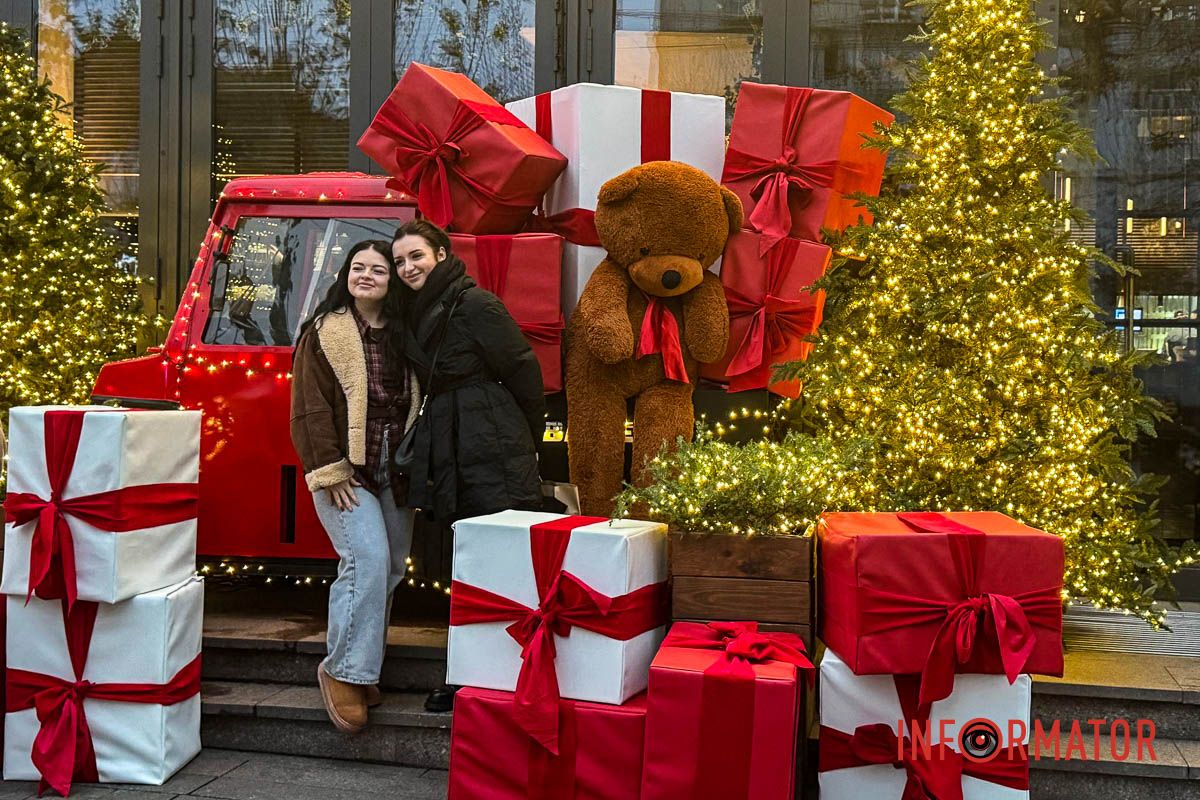 Новорічна магія в Дніпрі: величезні подарунки, ведмідь і золота ілюмінація в центрі міста 8